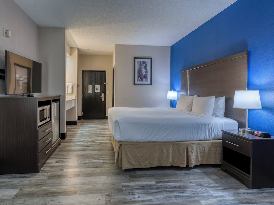 Een bureau, verduisterende gordijnen, een strijkplank/strijkijzer