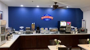 Una barra de desayuno con el logotipo de Baymont, una máquina de café, un microondas y un tostador.