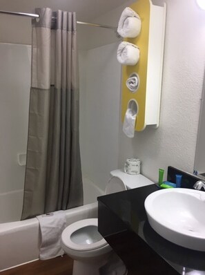 Combinació de dutxa i banyera i tovalloles 