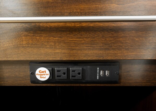 Una ciabatta multipresa con etichetta applicabile e due porte USB.
