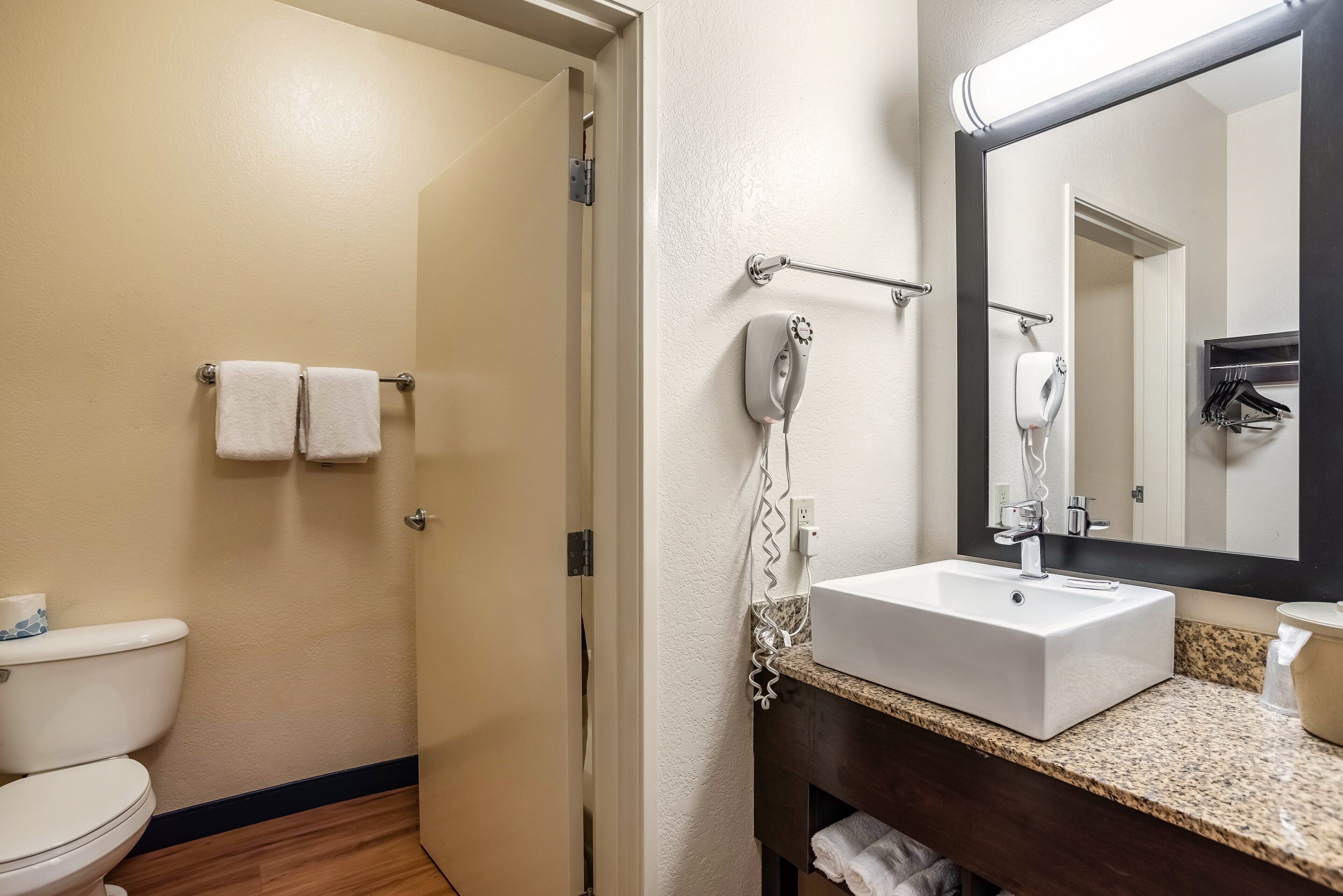 Deluxe-Zimmer, 2 Doppelbetten (Smoke Free) | Badezimmer | Kostenlose Toilettenartikel, Handtücher