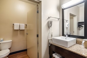 Habitación Deluxe, 2 camas matrimoniales (Smoke Free) | Baño | Amenidades de baño gratuitas y toallas