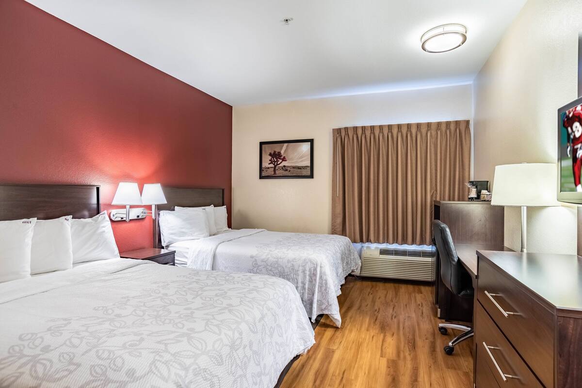 Habitación Deluxe, 2 camas dobles (Smoke Free) | Ropa de cama de alta calidad, cortinas opacas, cunas gratuitas
