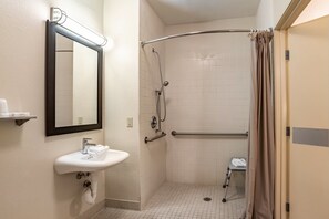 Standard Room, 2 Katil Kelamin (Double), Accessible (Roll-In Shower, Smoke Free) | Bilik Mandi | Kelengkapan dandanan diri percuma, tuala disediakan 