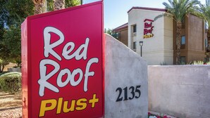 Señal de Red Roof Plus con el número de edificio 2135.