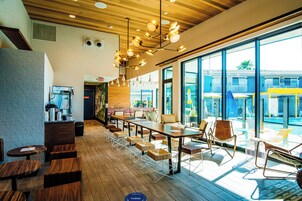 Aperto a colazione, pranzo e cena, con vista sulla piscina 