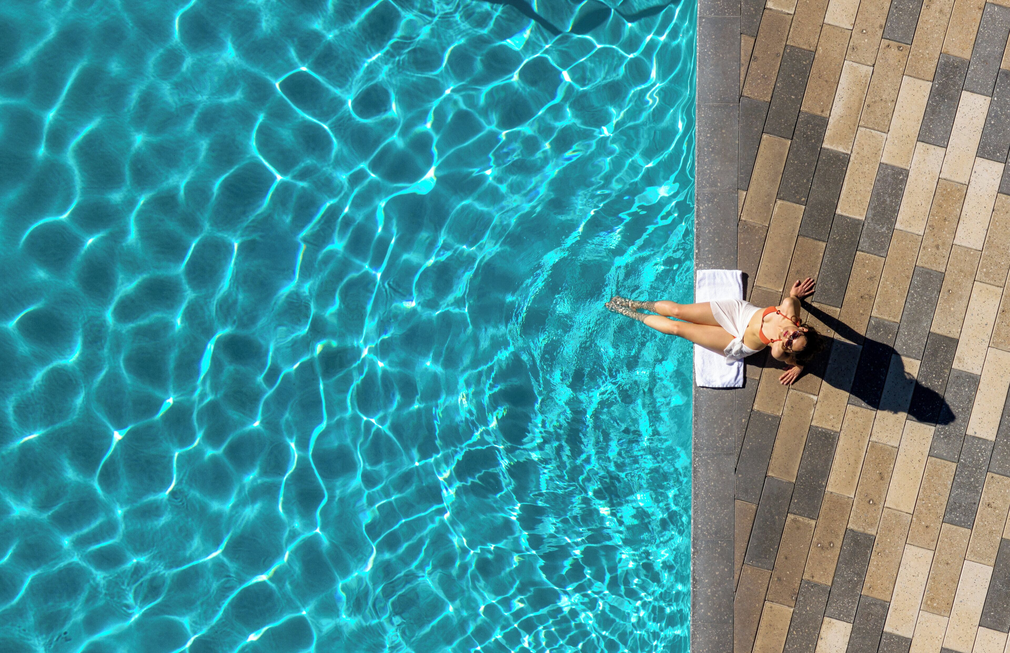 Een buitenzwembad, zwembadcabana's (toeslag) en ligstoelen