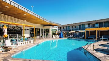 Hồ bơi ngoài trời, lều (phụ phí), ghế dài tắm nắng