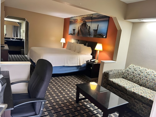 Days Inn & Suites by Wyndham Pine Bluff