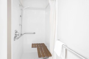 Ensemble douche/baignoire, articles de toilette gratuits