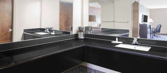 Days Inn & Suites by Wyndham Pine Bluff