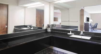 Days Inn & Suites by Wyndham Pine Bluff