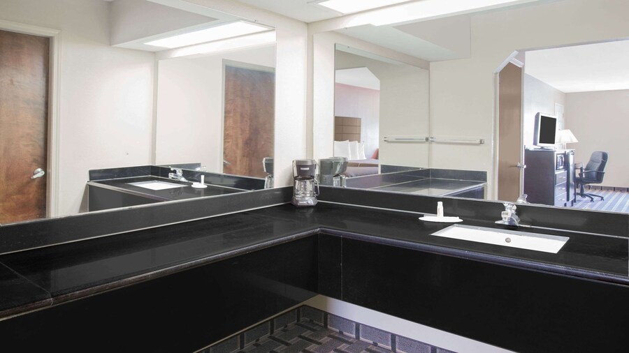 Days Inn & Suites by Wyndham Pine Bluff