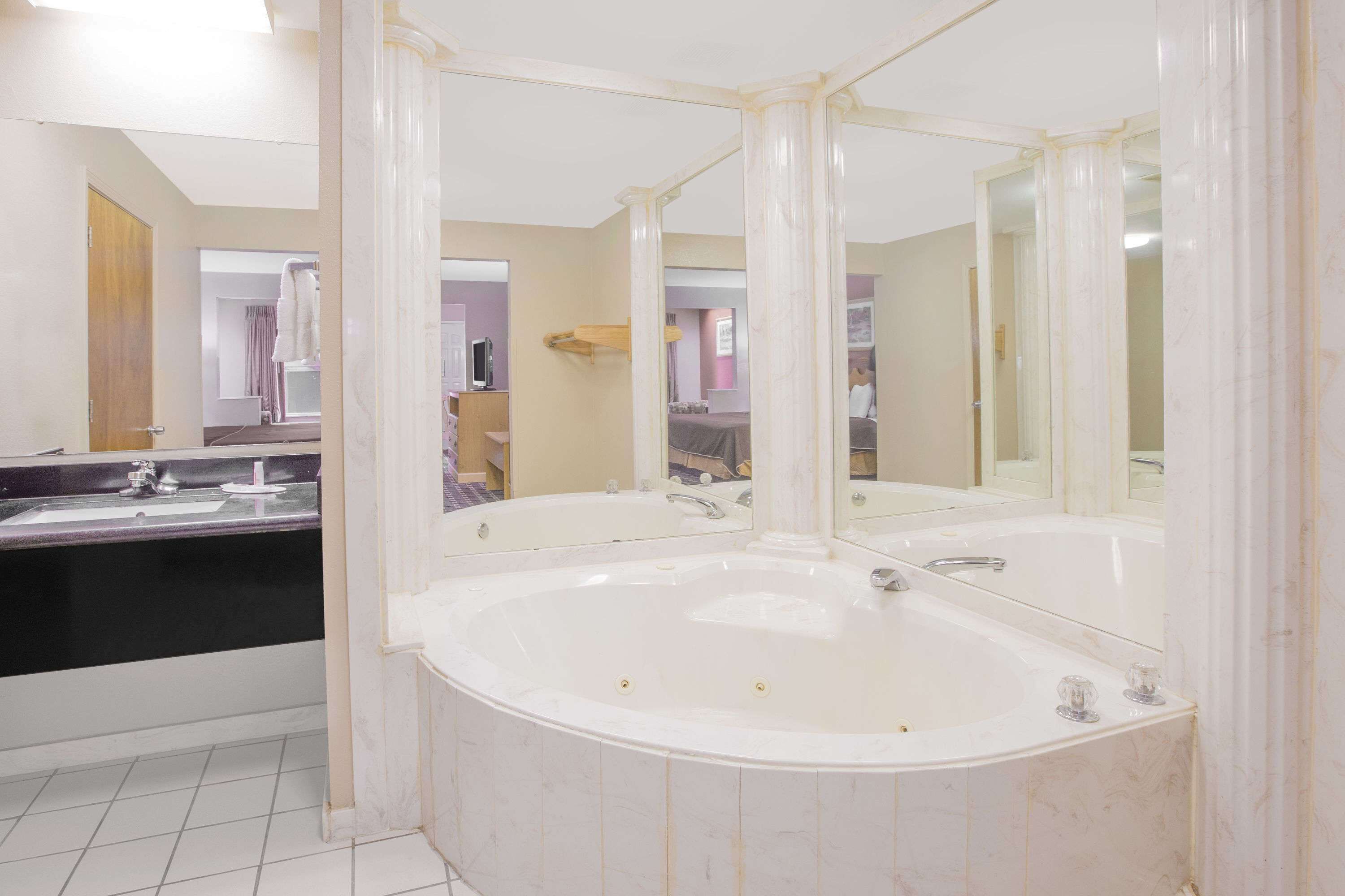 Days Inn & Suites by Wyndham Pine Bluff