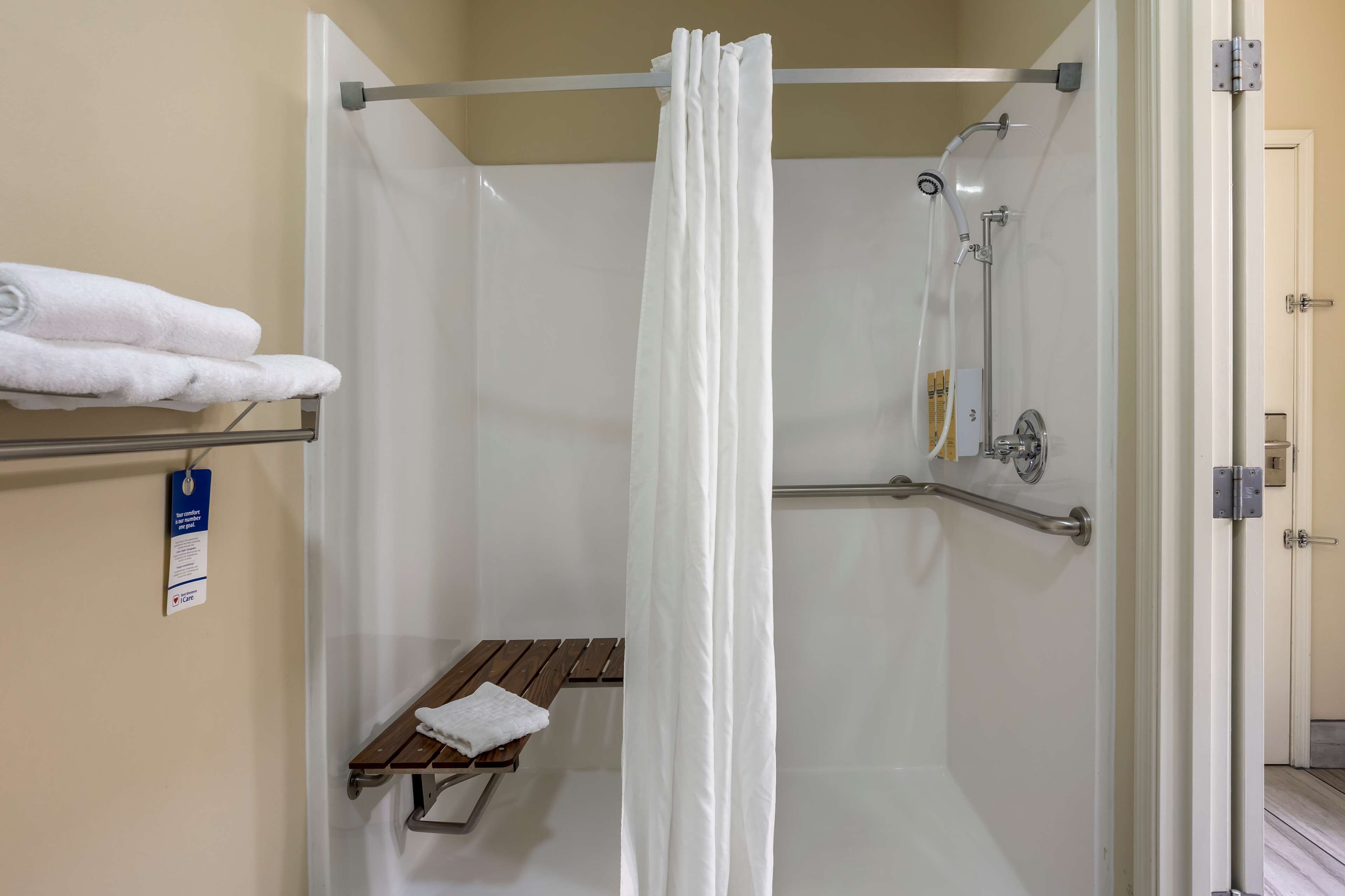 separate bathtub and shower, hydromassage showerhead, free toiletries