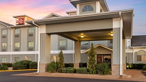 A Best Western Plus hotel with a covered entrance, multiple floors, and a landscaped front yard. - Best Western Plus Searcy Inn (Searcy)