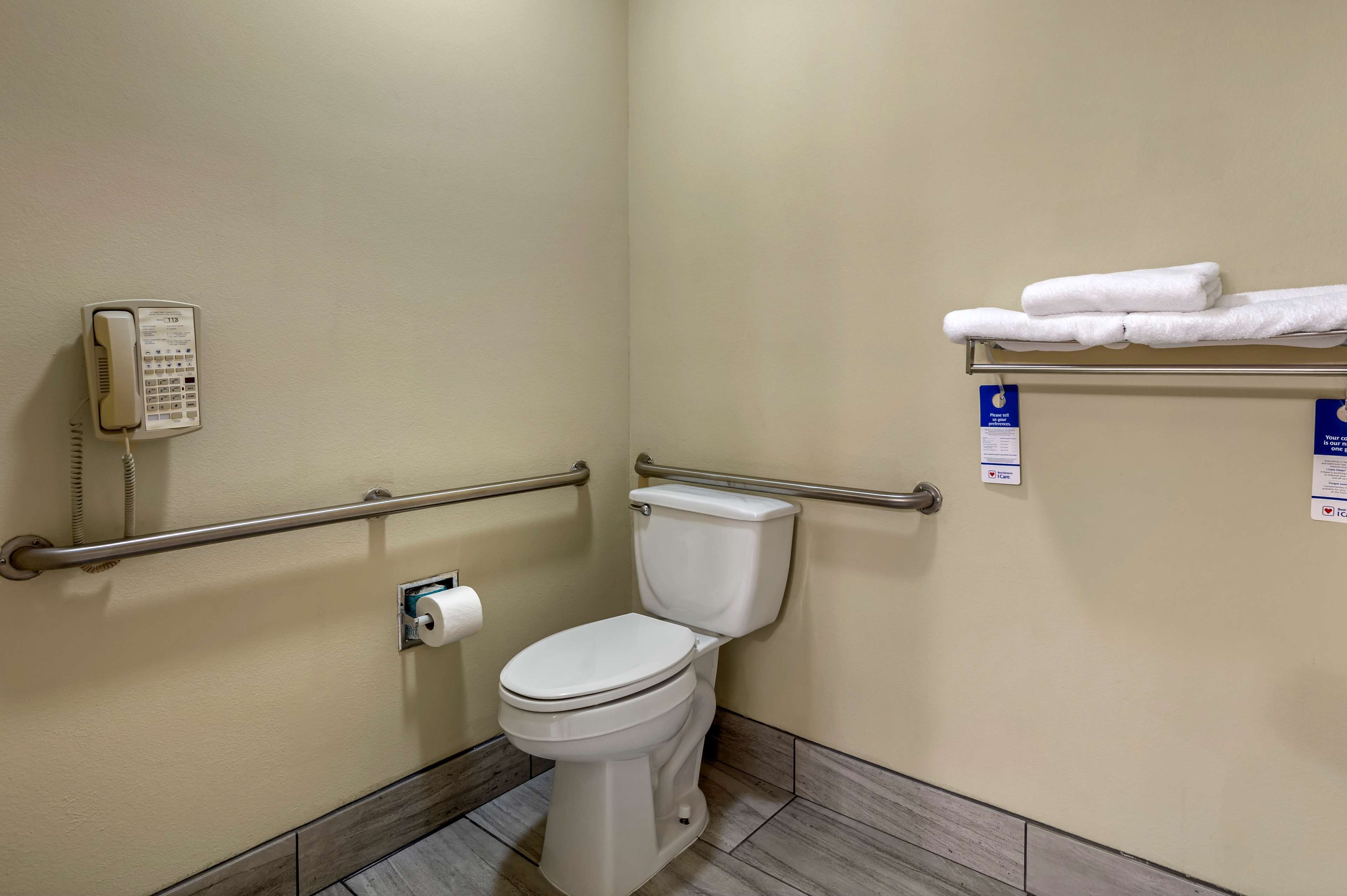 separate bathtub and shower, hydromassage showerhead, free toiletries