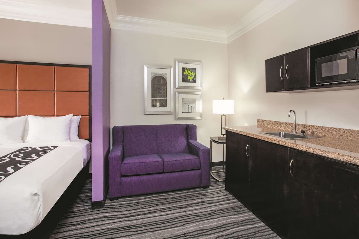 Studio Suite, 2 Katil Ratu (Queen), Non Smoking | Peralatan tempat tidur premium, peti besi dalam bilik, meja