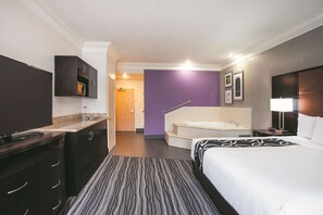 Suite estudio Deluxe, 1 cama de matrimonio grande, no fumadores, bañera de hidromasaje | 1 dormitorio, ropa de cama de alta calidad, caja fuerte y escritorio