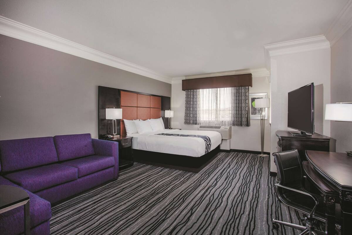 Studio Suite, 1 giường cỡ king, không hút thuốc | Bộ đồ giường cao cấp, két bảo mật tại phòng, bàn