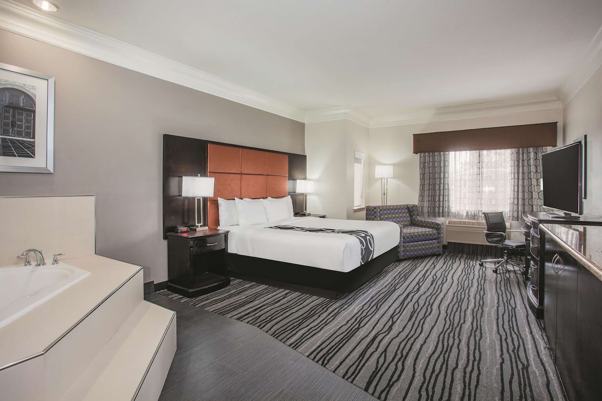 Studio Suite Deluxe, 1 giường cỡ king, không hút thuốc, bồn tắm thủy lực | Bộ đồ giường cao cấp, két bảo mật tại phòng, bàn 