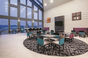 Free daily continental breakfast - La Quinta Inn & Suites by Wyndham Dublin - Pleasanton (Dublin)