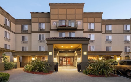 Exterior. Larkspur Landing Extended Stay Suites Folsom