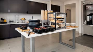 Se ofrece un desayuno para llevar entre semana (por un coste adicional)