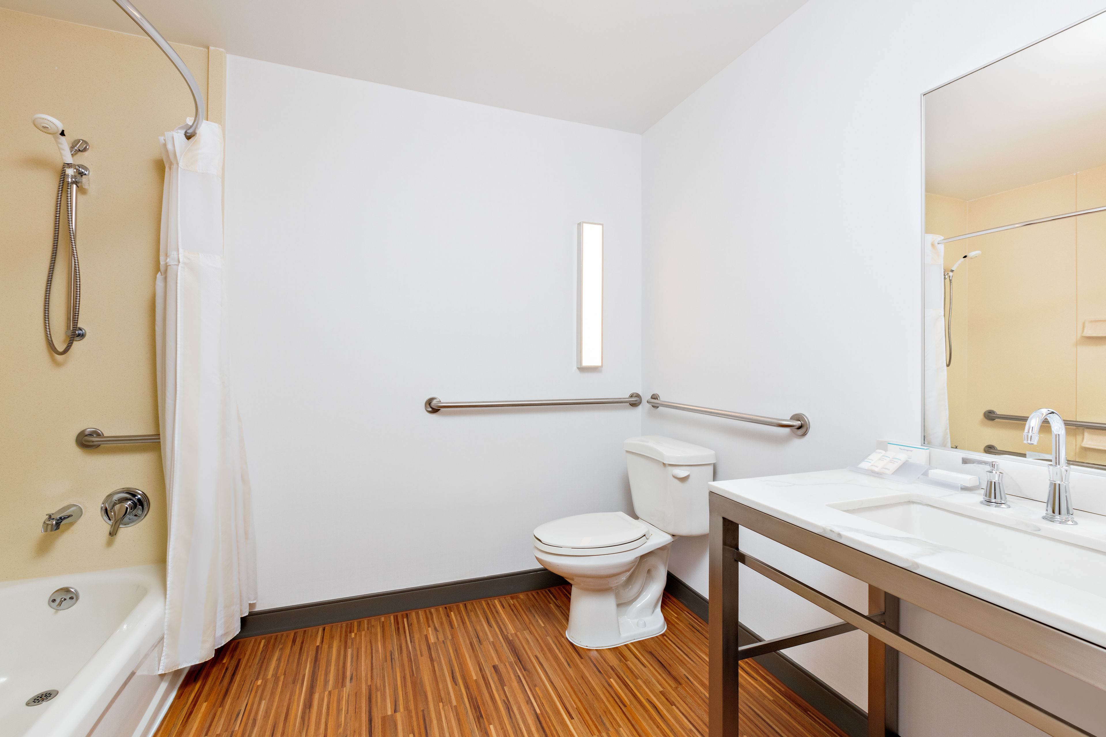room, accessible, bathtub | bathroom | free toiletries, hair dryer, towels, soap