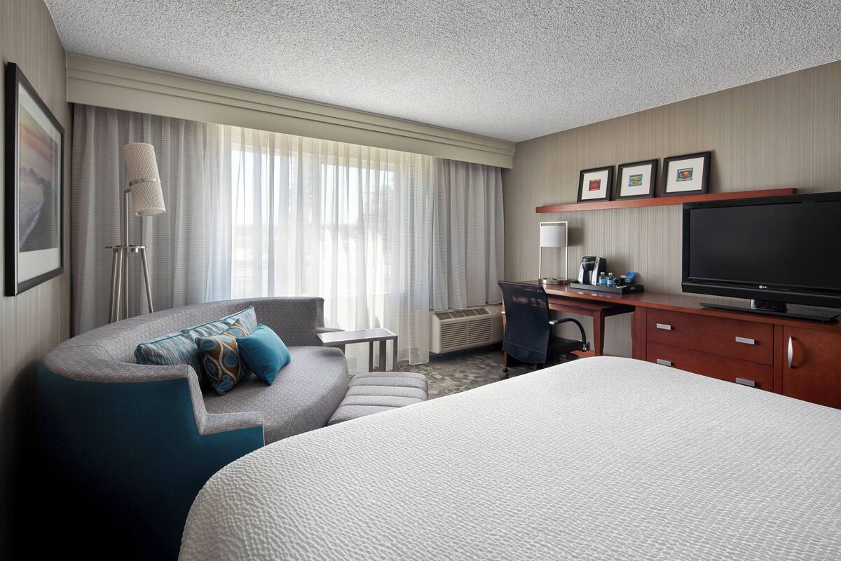 Room, 1 King Bed (Hearing Accessible) | Desk, iron/ironing board, WiFi (free), bed sheets