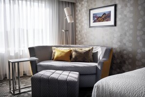 Premium bedding, desk, laptop workspace, blackout drapes - Courtyard by Marriott Novato Marin/Sonoma (Novato)