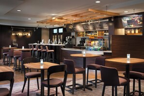 Petit déjeuner et dîner servis sur place