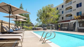 Piscina a l'aire lliure (horari: 08:00-20:00), para-sols i gandules