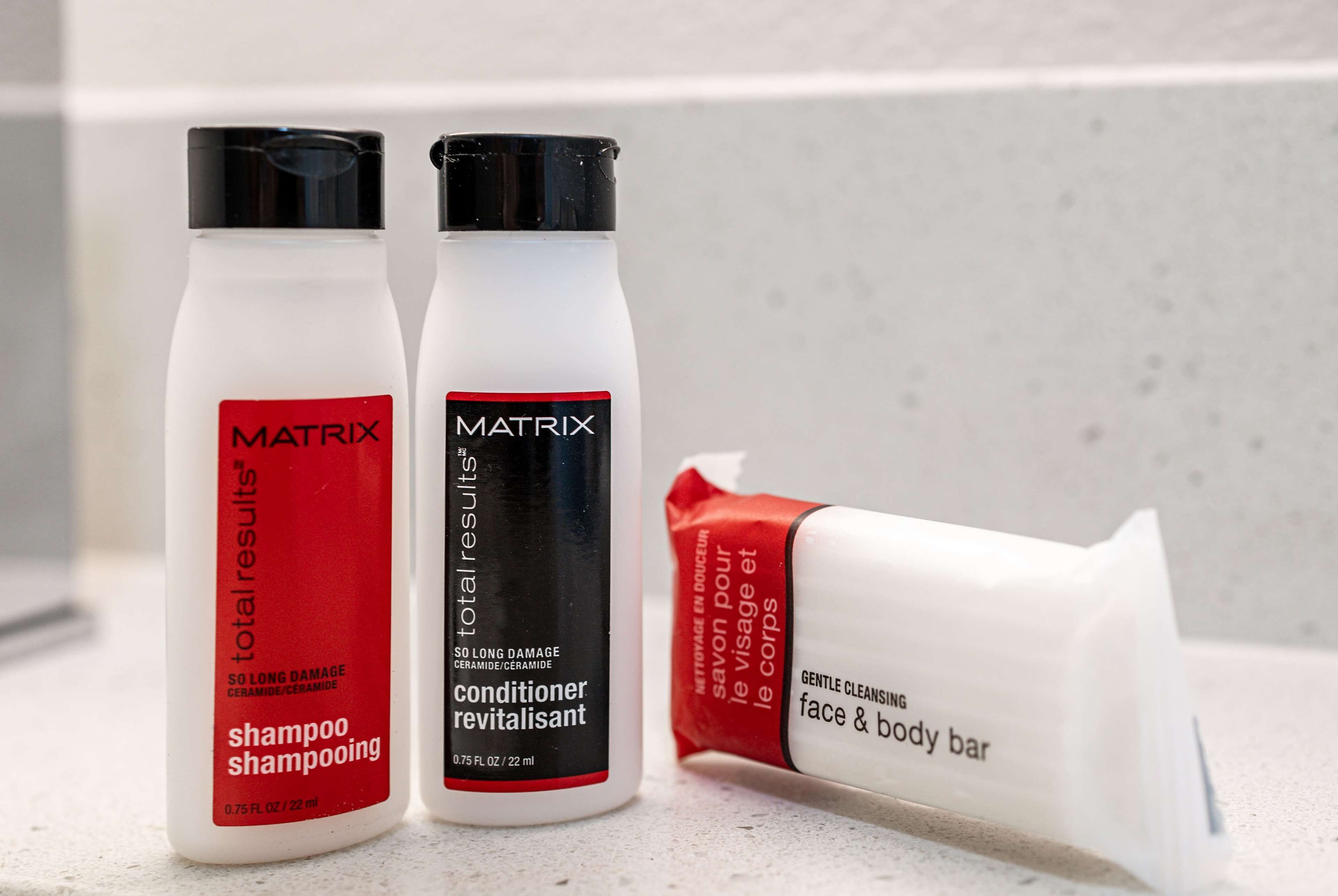 combined shower/bathtub, hair dryer, towels