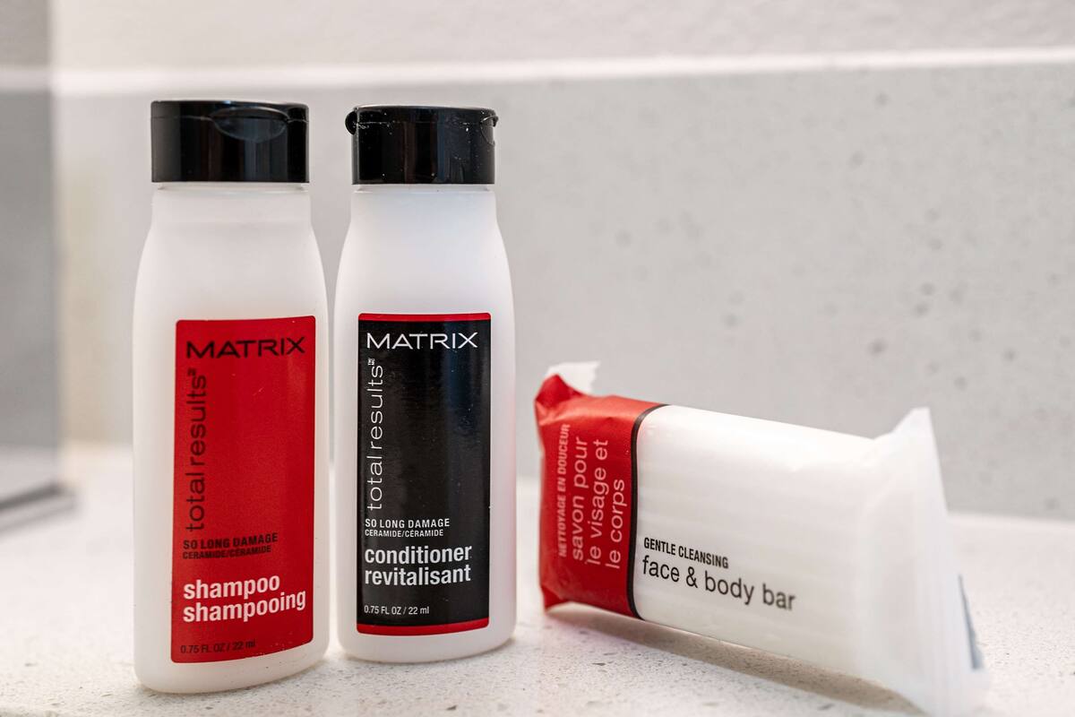 combined shower/bathtub, hair dryer, towels