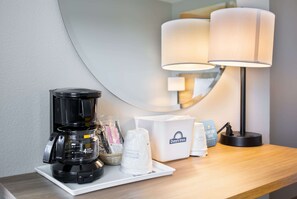 Escritorio, espacio para trabajar con un portátil, cortinas opacas