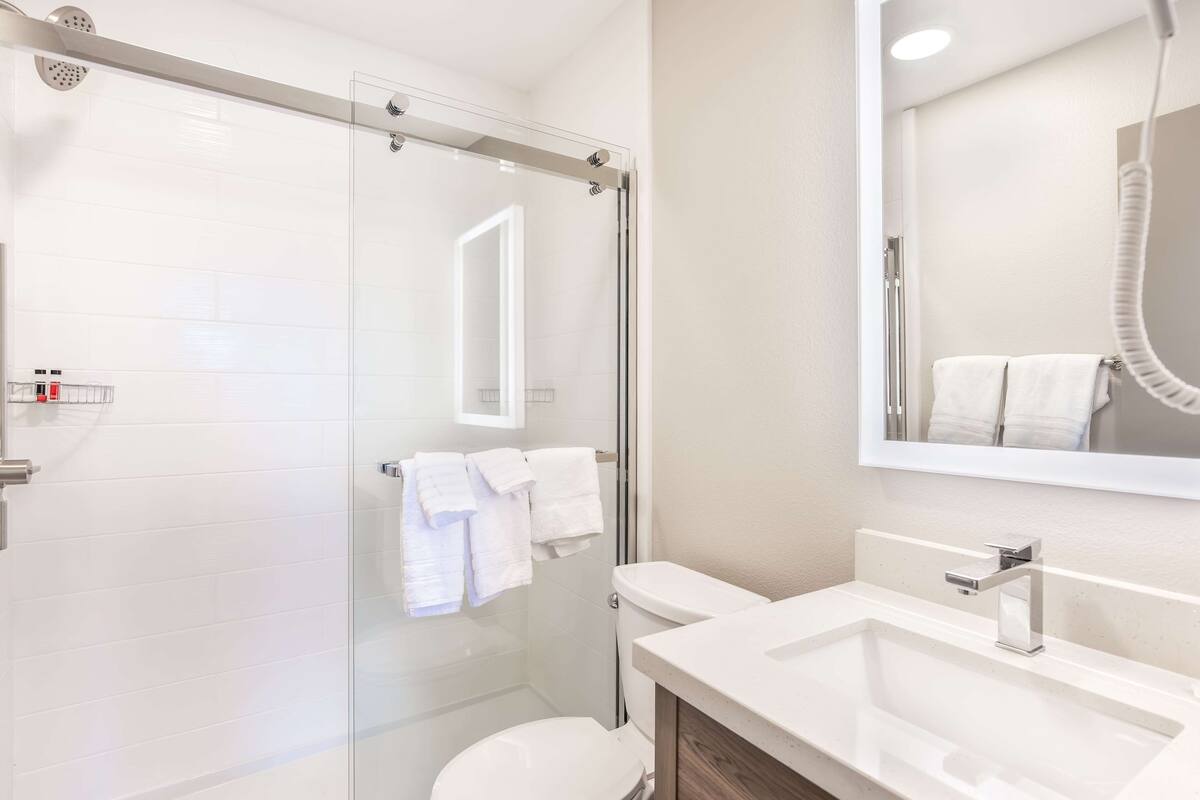 combined shower/bathtub, hair dryer, towels