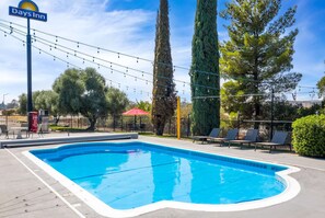 Outdoor pool - Days Inn by Wyndham Red Bluff (Red Bluff)