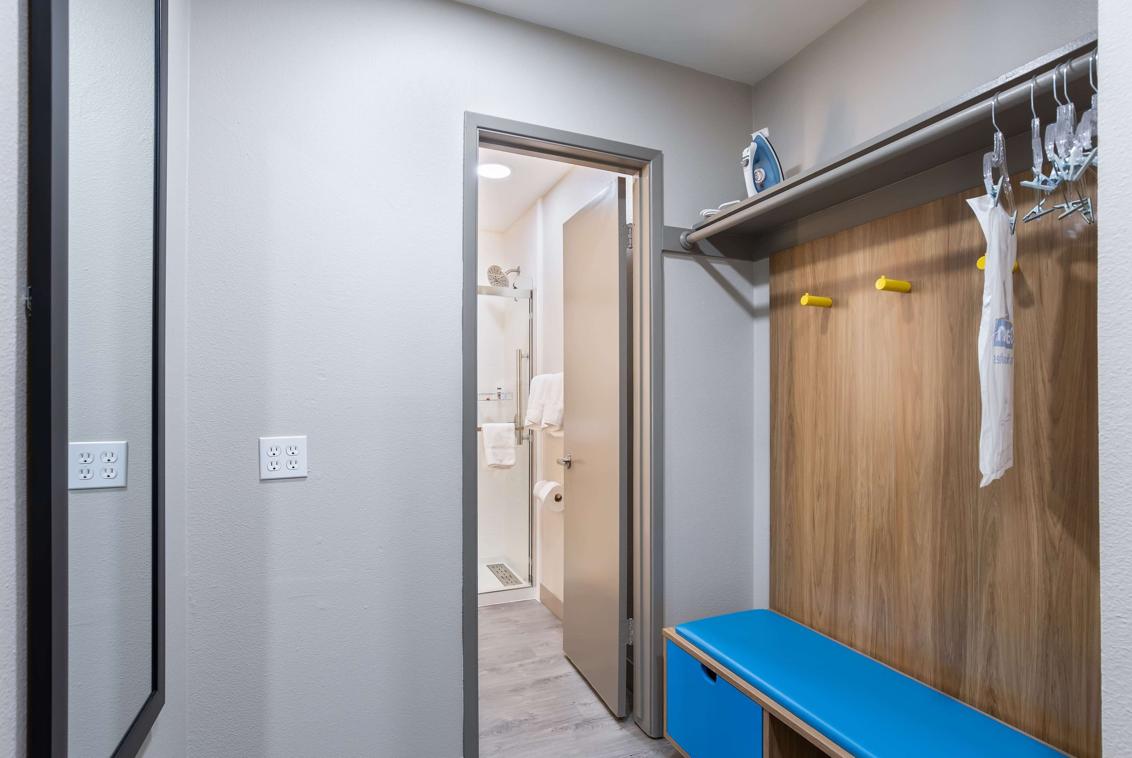 combined shower/bathtub, hair dryer, towels