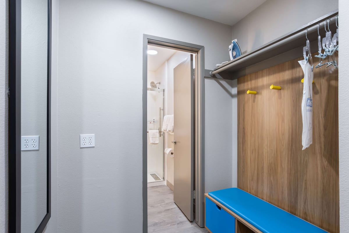 combined shower/bathtub, hair dryer, towels