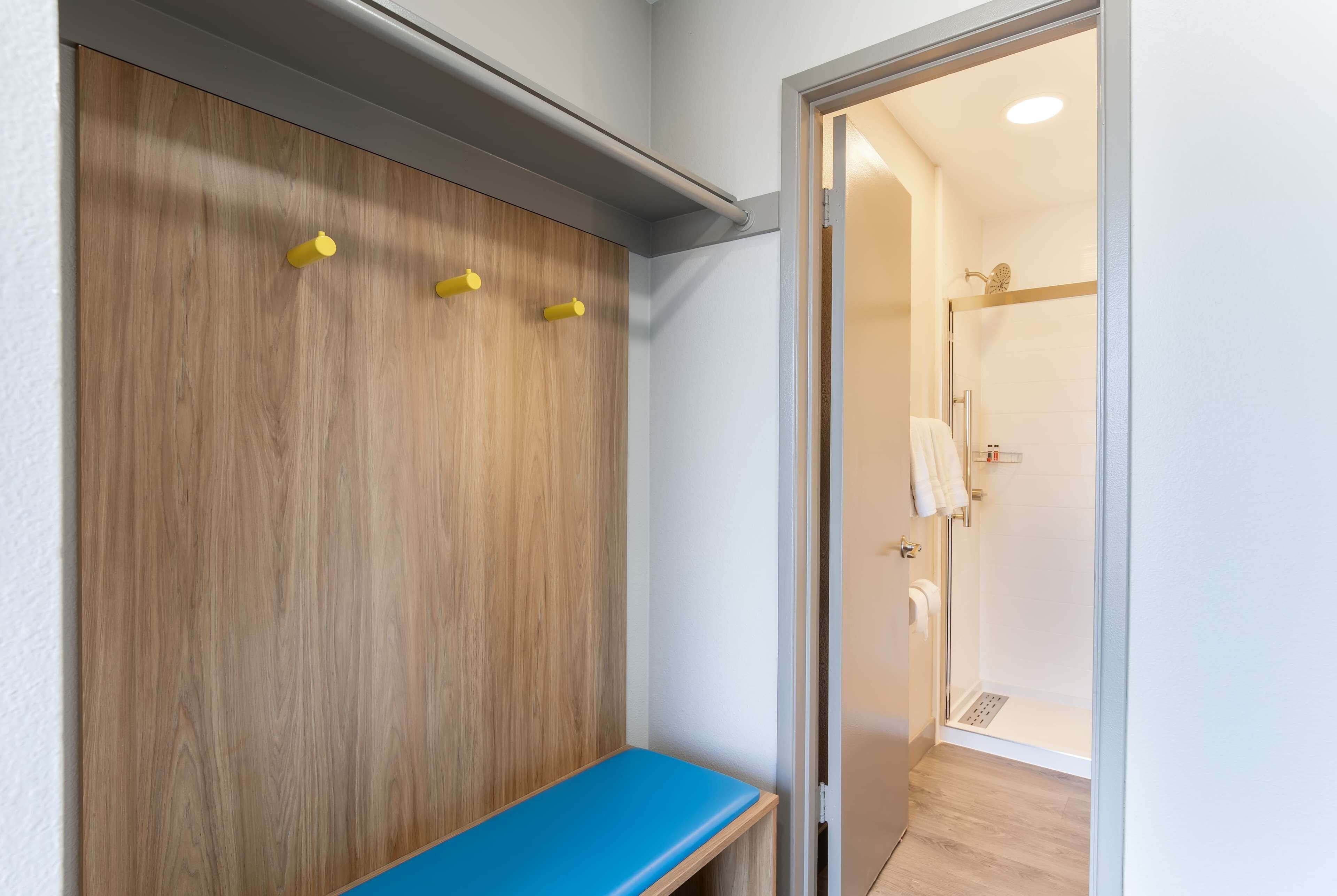 combined shower/bathtub, hair dryer, towels