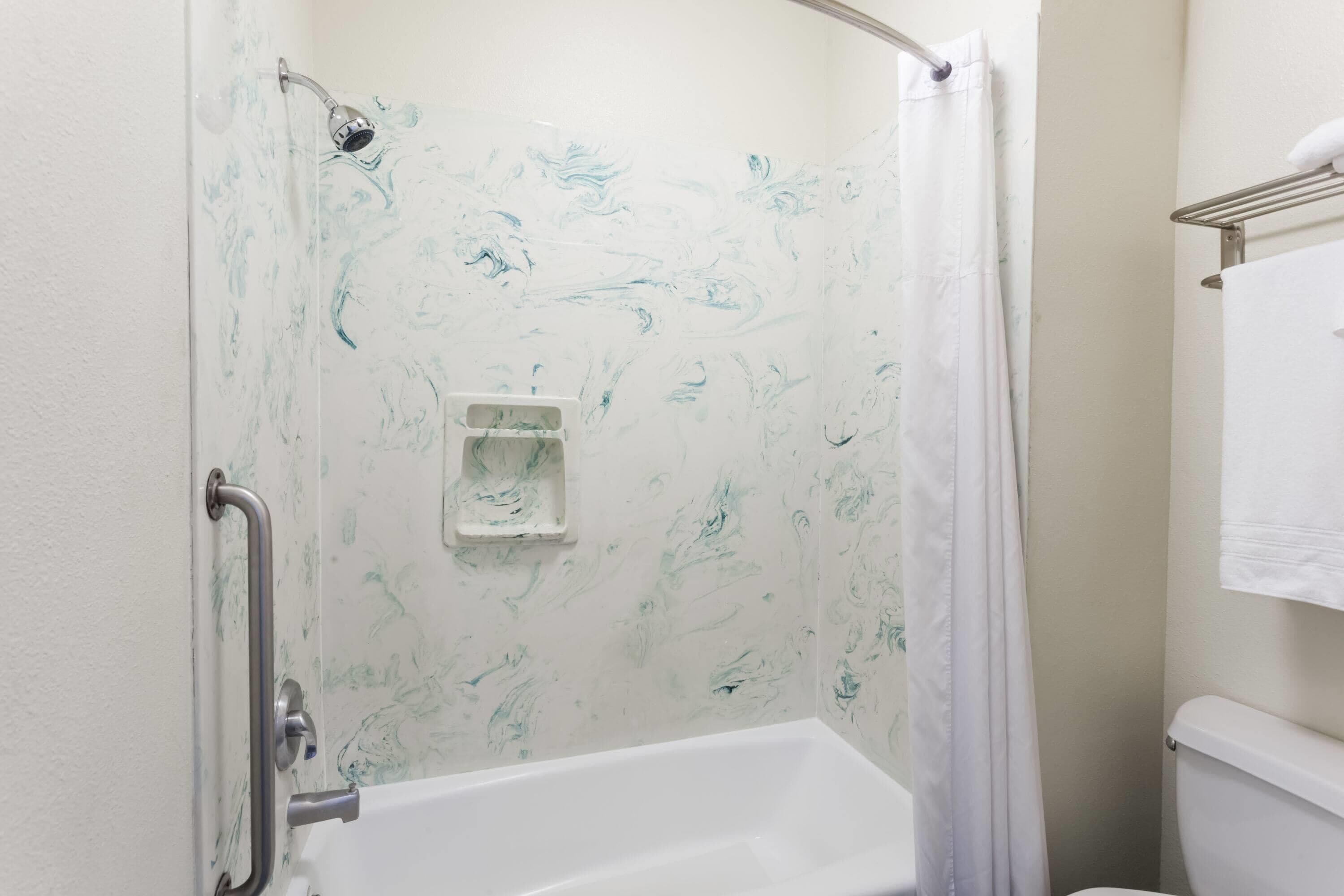 Combined shower/tub, hair dryer, towels