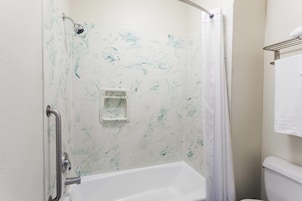 Bañera con ducha, secador de pelo, toallas