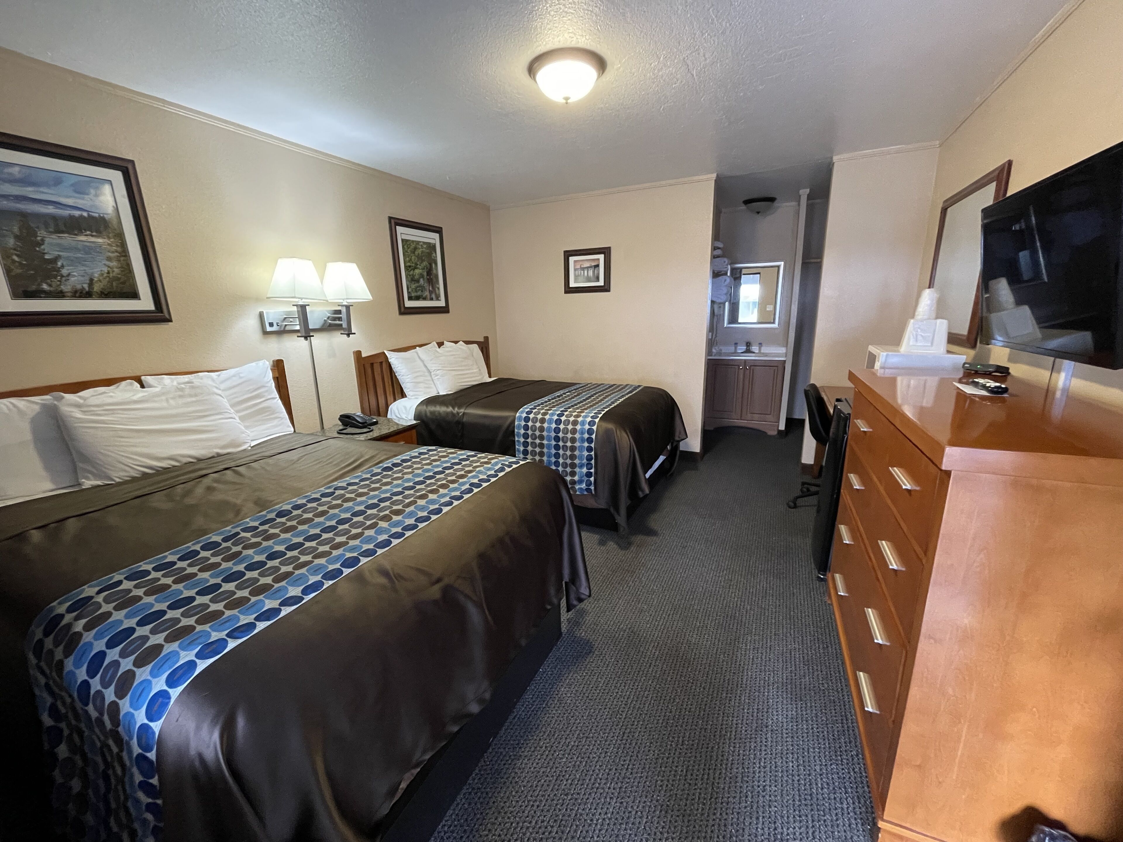 Escritorio, wifi gratis y ropa de cama 