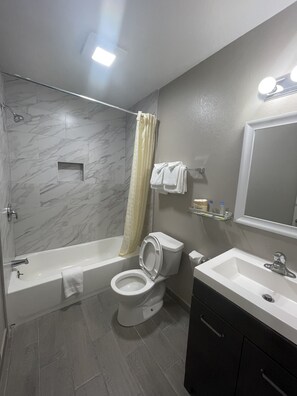 Standard Room, 1 Queen Bed, Non Smoking | Bathroom | Combined shower/bathtub, free toiletries, hair dryer, towels - Tahoe Hacienda Inn (South Lake Tahoe)