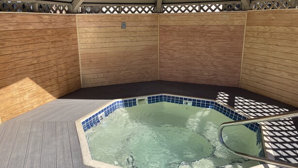 A hot tub area with wooden walls and a tiled floor. - Tahoe Hacienda Inn (South Lake Tahoe)