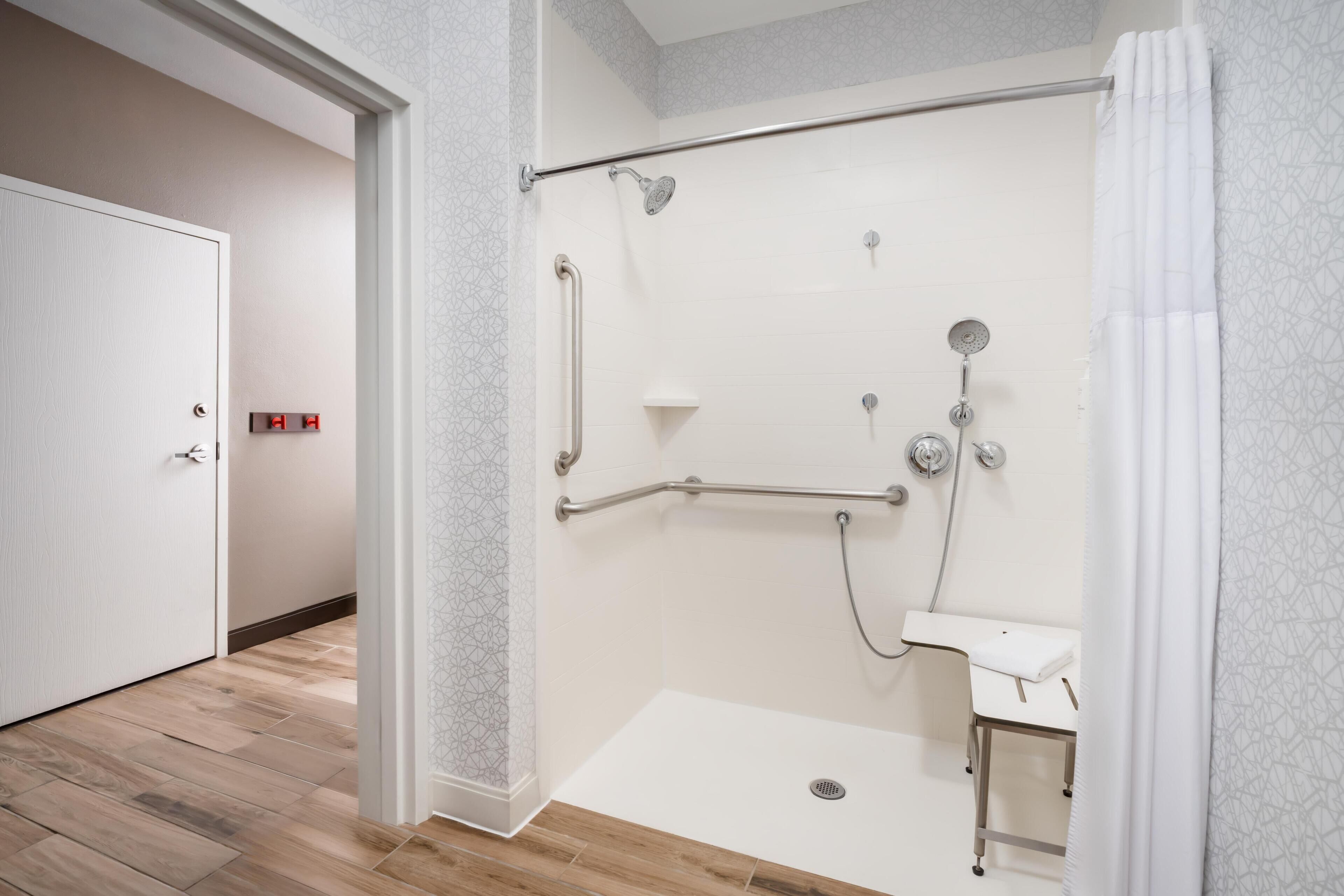 Kamar, 1 Tempat Tidur King, akses difabel, Bebas Asap Rokok | Shower kamar mandi