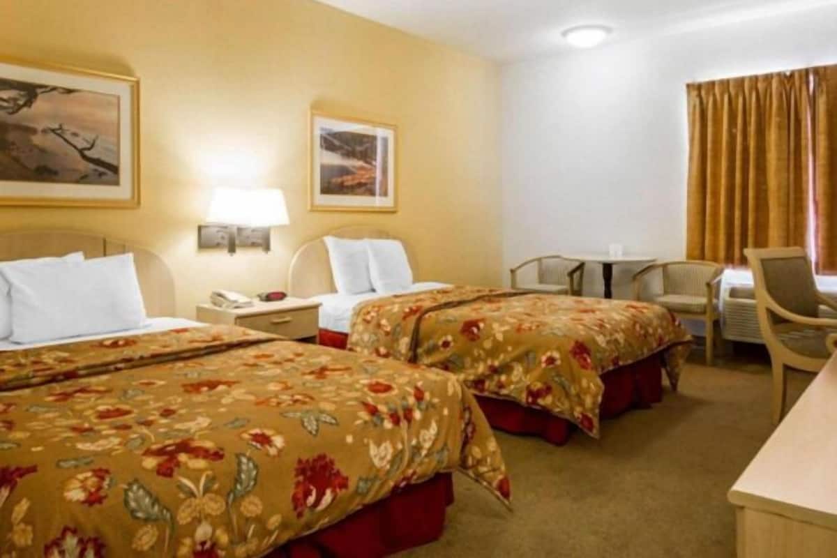 Standard Room, 2 Queen Beds, Non-Smoking | Tabla de planchar con plancha, wifi gratis, ropa de cama y despertador