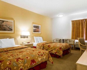 Standard Room, 2 Queen Beds, Non-Smoking | Strykjärn/strykbräda, gratis wi-fi, sängkläder och väckarklockor