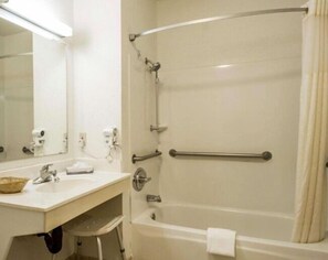 Double Room with Two Double Beds - Disability Access/Non-Smoking | Badrum | Badkar/dusch, hårtork och handdukar